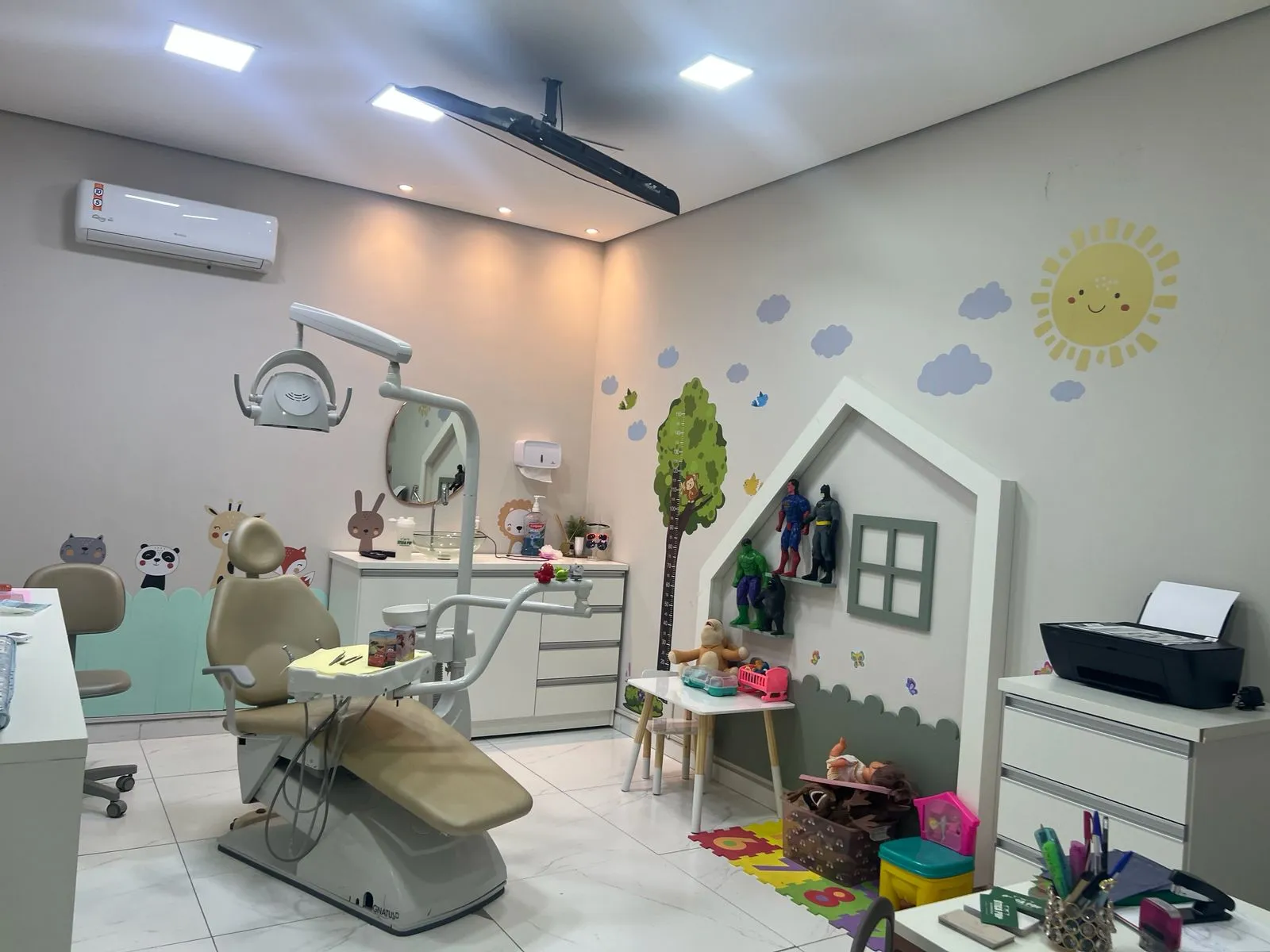 Consultório odontológico infantil preparado para atendimento humanizado